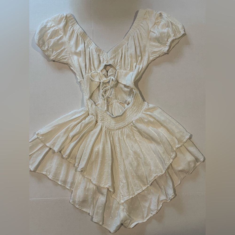 Princess Polly Cream Ruffled Romper Size 2 - Picture 2 of 3